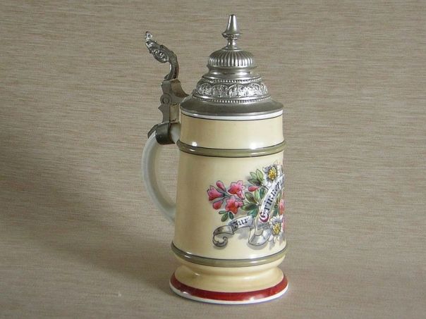 Porcelain beer mug with love scène – (1843)